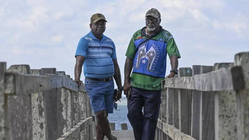 托雷斯海峽原住民帕拜（Pabai Pabai，左）與卡拜（Paul Kabai，右）提告澳洲政府氣候怠惰，聯邦法院駁回訴求後，兩人表示極度失望與心碎。（法新社）