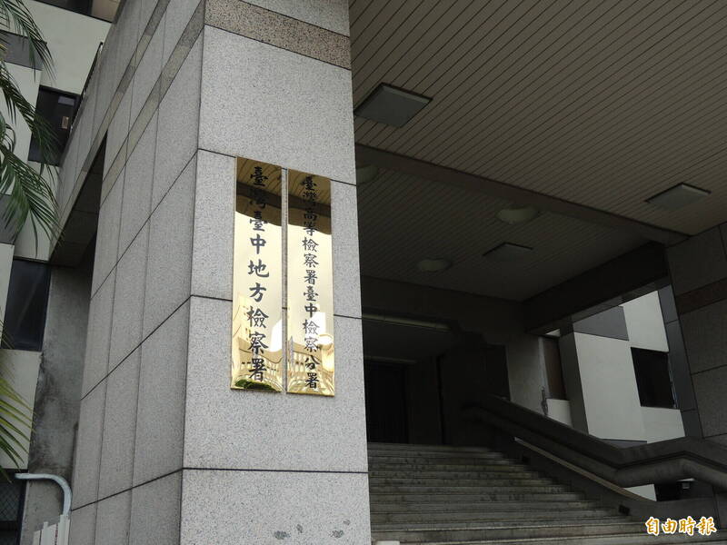 廖姓男子不滿10月大的兒子哭鬧,竟打巴掌、懸空倒吊,還塞入木箱內致死,台中地檢署今依凌虐致死罪起訴。(記者陳建志攝) 廖姓男子不滿10月大的兒子哭鬧,竟打巴掌、懸空倒吊,還塞入木箱內致死,台中地檢署今依凌虐致死罪起訴。(記者陳建志攝)