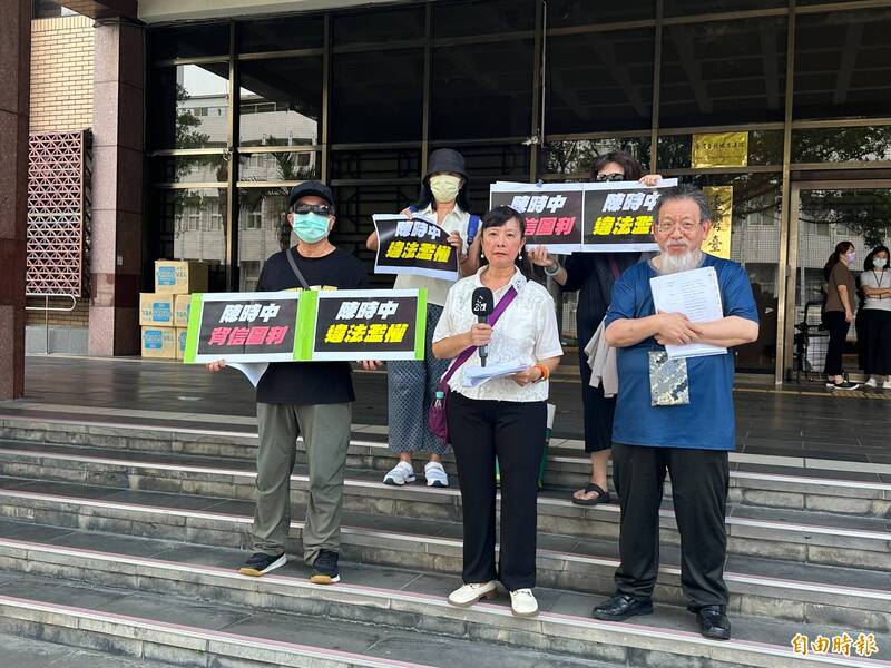美、日等海外牙醫師聯盟今日上午前往台北地方法院，對陳時中提出背信告訴。（記者吳升儒攝）