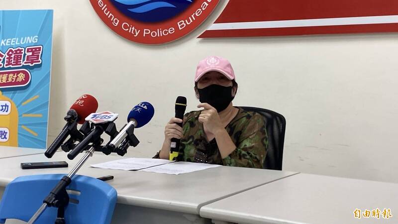 退休叶姓妇人现身说法表示，她误信诈团投资诈骗手法，被骗走100万元；她提醒市民诈团都画一个很大的饼，怂恿被害人投资，直到发现血本无归才知受骗上当。（记者林嘉东摄）