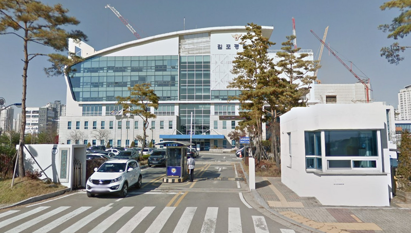 南韩京畿道金浦市男子在家中砍死父母和胞兄，接著还若无其事地伴尸入睡。金浦警察署示意图。（图撷自Google街景）
