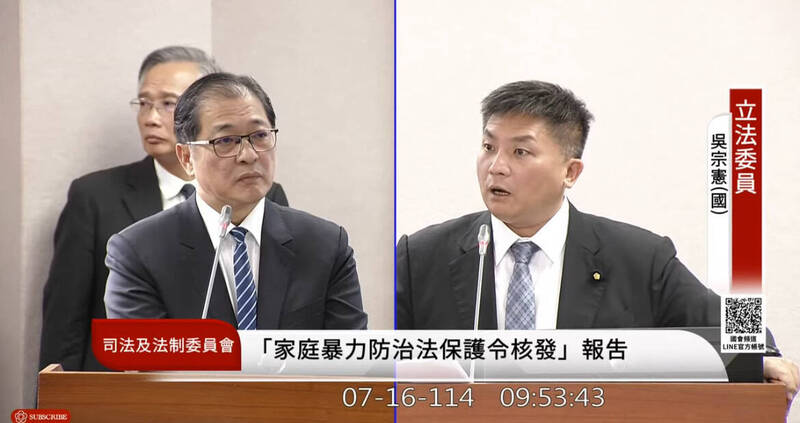 立委吴宗宪（图右）建议强化高风险案件资讯流通，协助检察官做为是否声请羁押的判断依据；图左为法务部长郑铭谦。（记者刘咏韵翻摄）