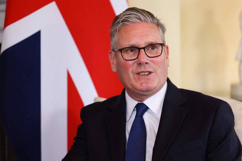 英国政府15日透露，数千名阿富汗人已被秘密安置在英国，以避免他们成为塔利班攻击目标。图为英国首相施凯尔。（法新社）