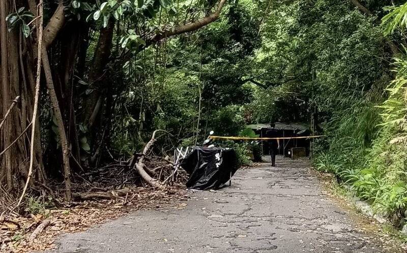 新北新店和美山步道今上午发现一具女尸，警方封锁现场调查。（记者陆运锋翻摄）