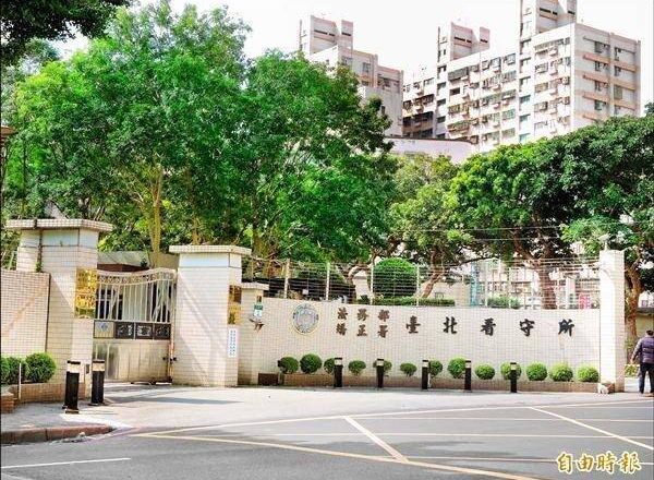 怀疑舍友偷吃 北所收容人逼对方全裸坐马桶还捆绑手脚