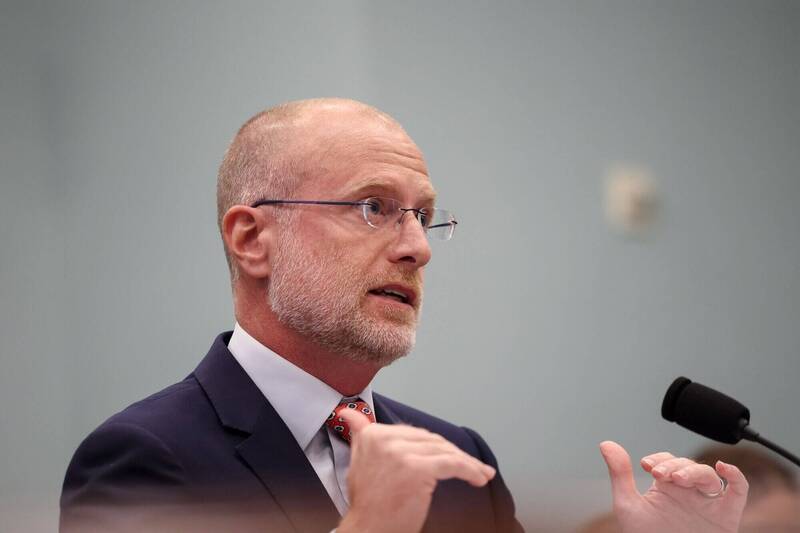 FCC主席卡爾周三發出聲明預告，將禁止內含中國技術或設備的海底電纜連接至美國。（彭博資料照）