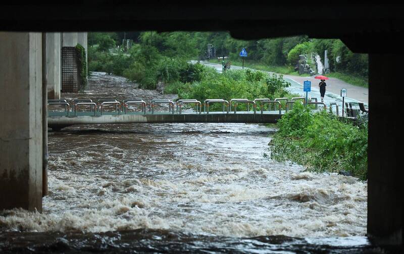 南韓行政安全部17日表示，多地出現強降雨並發布暴雨預警，已將中央災難安全對策本部緊急應變等級升至2級。圖為暴雨過後的首爾疏洪道。（歐新社）