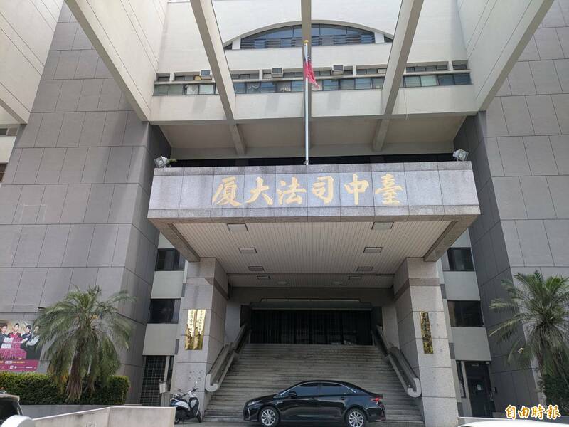 古男一次追两名柜姊，传讯息并送盯梢、偷拍大腿，台中地院判处拘役40日。（记者张瑞桢摄）