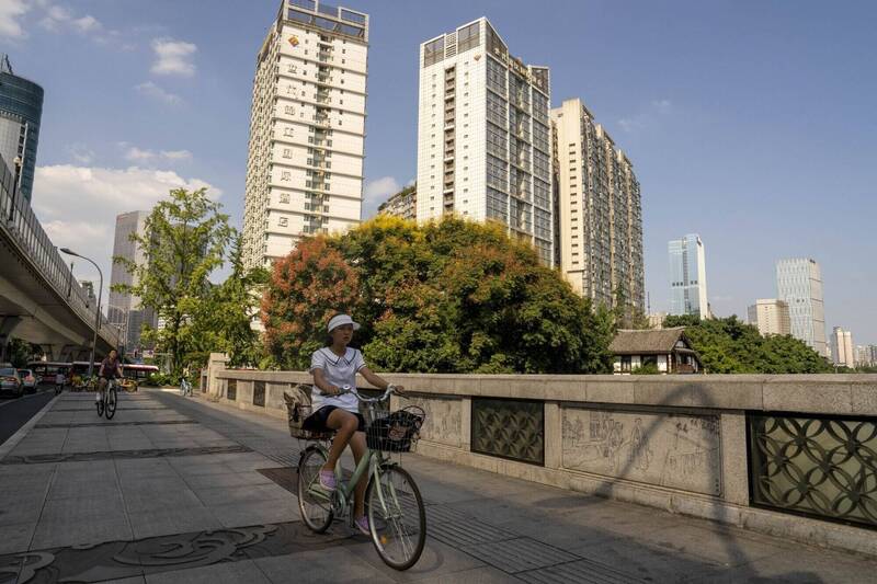 中国四川省成都市1名40岁男子16日因感情纠纷刺死女友，被到场员警逮捕。图为成都一景。（彭博资料照）