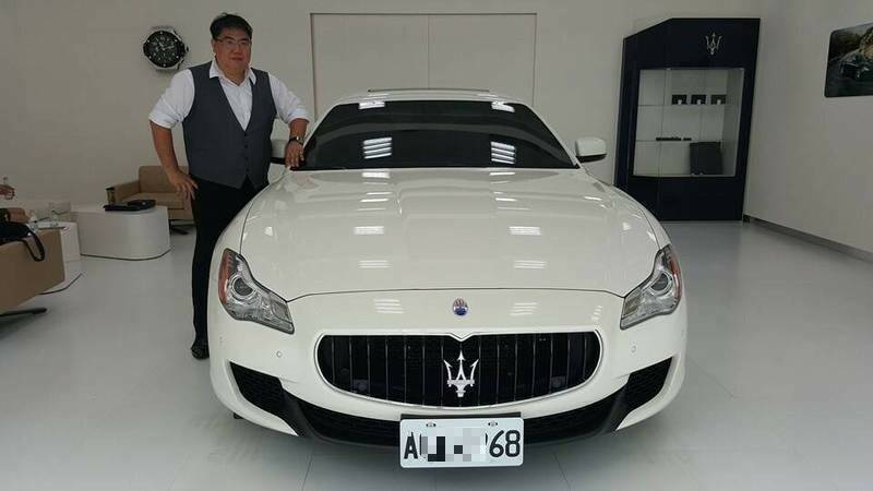 百富資本控股公司負責人儲開軒在臉書上PO出與瑪莎拉蒂跑車的合影。(擷取自臉書) 百富資本控股公司負責人儲開軒在臉書上PO出與瑪莎拉蒂跑車的合影。(擷取自臉書)
