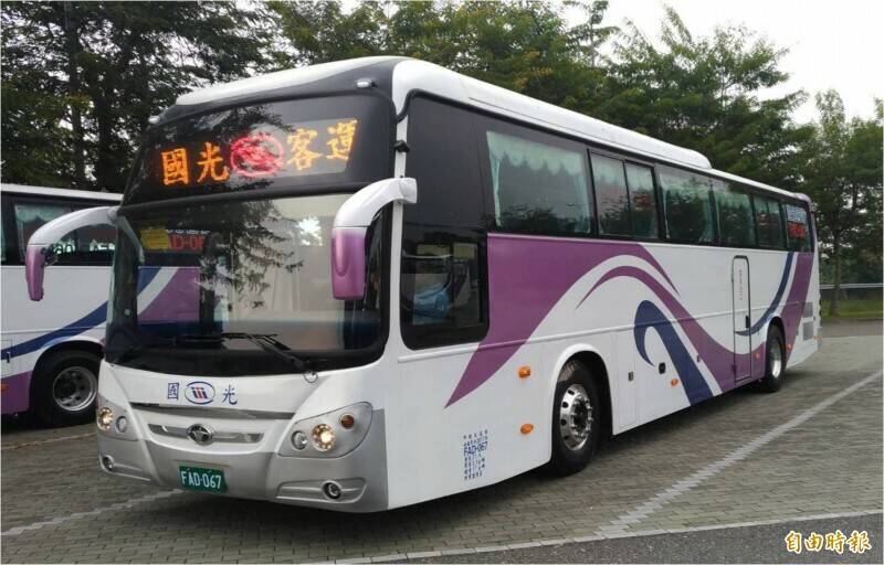 國光客運公司枋寮停車場內停放的8輛巴士去年遭人破壞油箱,竊取逾1600公升柴油。示意照,非本案車輛。(資料照) 國光客運公司枋寮停車場內停放的8輛巴士去年遭人破壞油箱,竊取逾1600公升柴油。示意照,非本案車輛。(資料照)