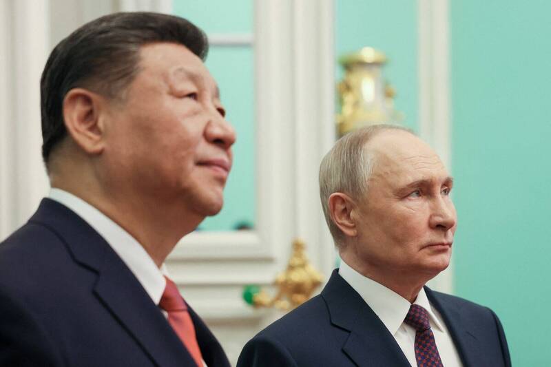 俄罗斯总统普廷（右）今年5月在莫斯科与中国国家主席习近平（左）会面。（路透档案照）