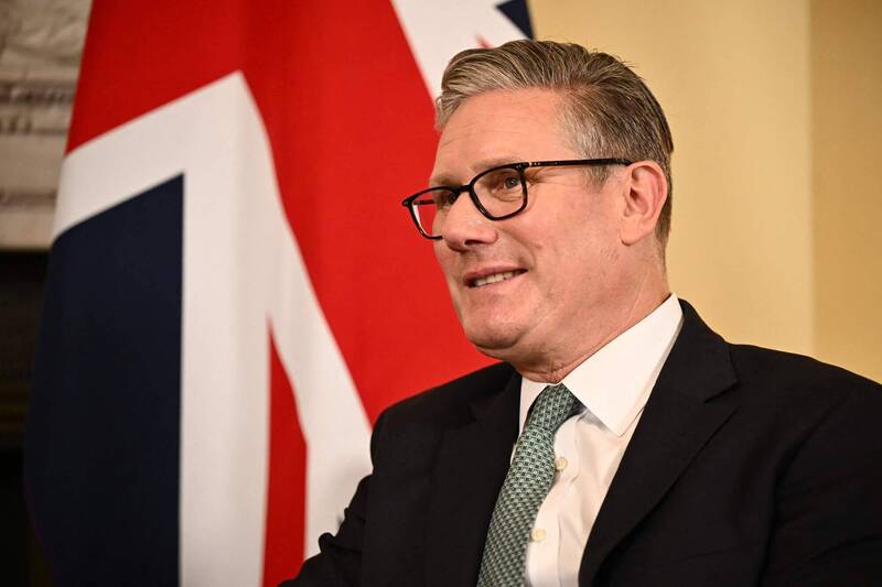 英国首相施凯尔领导的工党政府将推动选举制度改革，除降低投票年龄，也将修正企业捐款规定。（法新社）