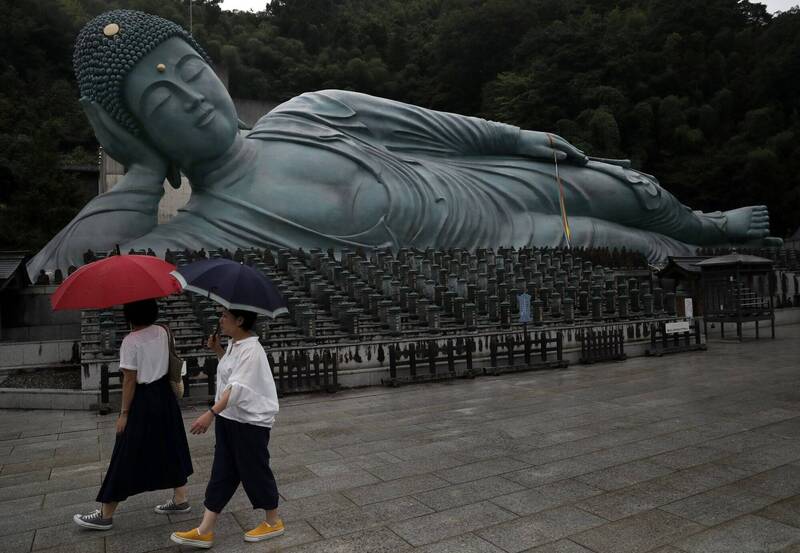 日媒报导，日本福冈的知名佛寺南藏院今年5月开始对外籍游客收取门票，本国民众则维持免费入场。图为南藏院释迦牟尼佛涅槃像。（美联社资料照）