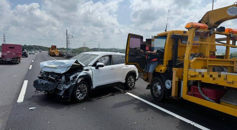 開了輔助駕駛就沒留意前方！國3通霄段休旅車猛撞緩撞車 車頭全毀