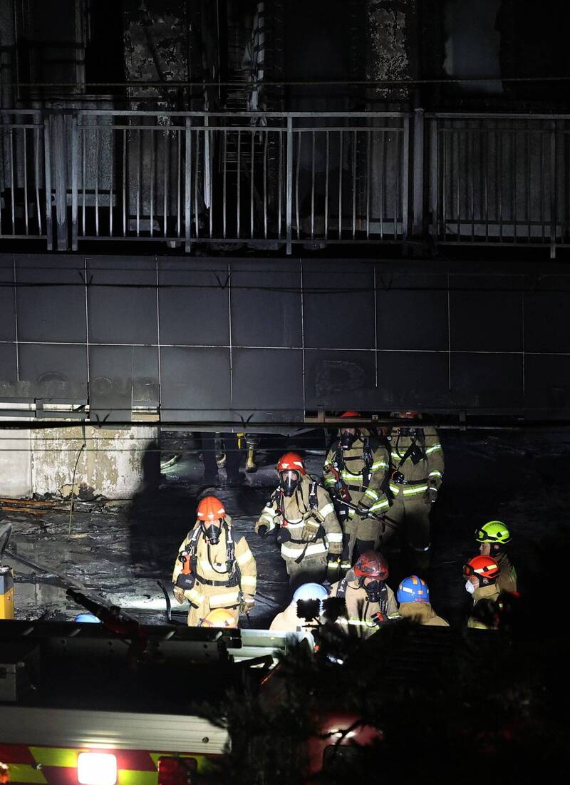 南韩京畿道光明市1建筑17日晚间发生严重火灾，造成1人死亡、66人轻重伤。（欧新社）