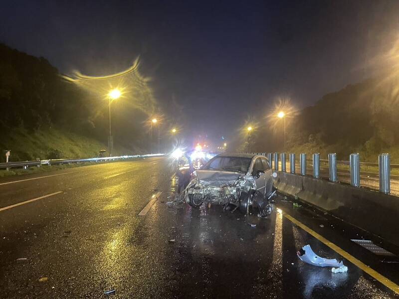 國道3號連環車禍,轎車車頭撞爛。(民眾提供) 國道3號連環車禍,轎車車頭撞爛。(民眾提供)