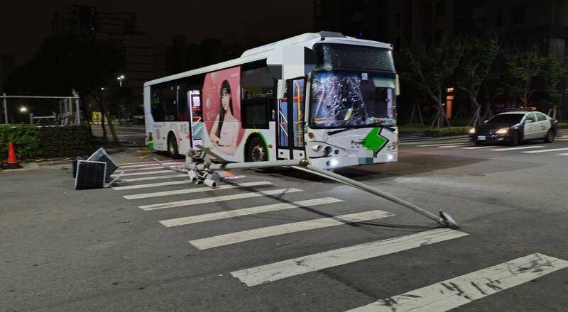 累了吗?中市统联电动公车 清晨自撞灯杆