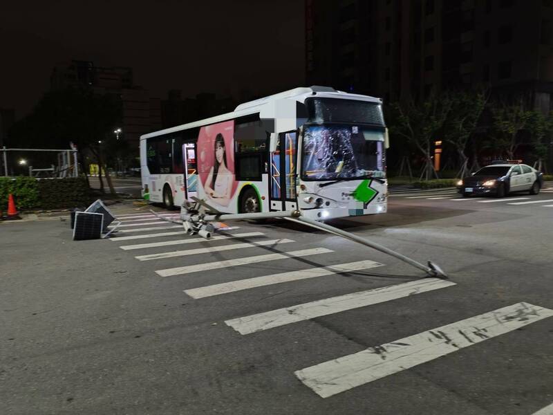 台中市统联市公车于台中港区撞上灯杆。(民众提供) 台中市统联市公车于台中港区撞上灯杆。(民众提供)