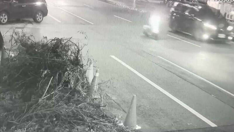 網紅「鳳梨」座車遭槍手開槍。(民眾提供) 網紅「鳳梨」座車遭槍手開槍。(民眾提供)