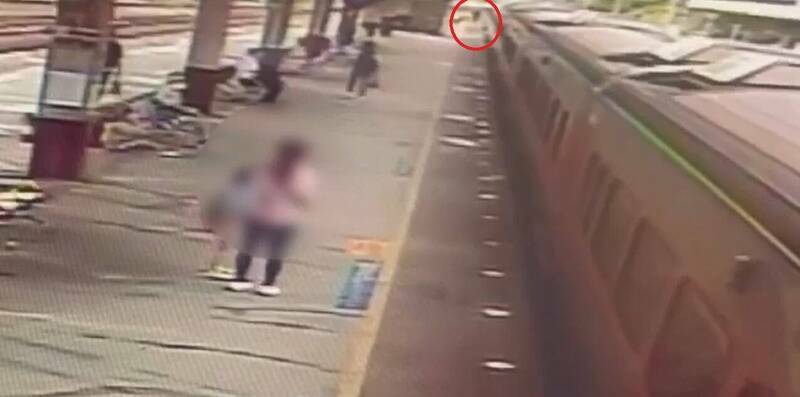 该位民众疑刻意走到月台最末处，趁无人注意时跳上自强号。（资料照）