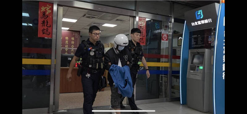 余姓男子今晨驾车在信义区遇北市警拦查，涉嫌假装配合随即加速冲撞逃窜，员警连开2枪制止仍被逃逸，1小时后于附近山区产业道路私人停车棚查获，当场逮人送办。警方于车内起获初验有依托咪酯毒品反应的电子烟主机，将进一步确认是否毒驾。（记者邱俊福翻摄）