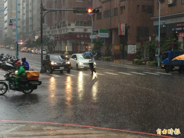 强降雨造成桃园多处淹水，中央气象局统计，日累积雨量前3名都在桃园市，第一名为桃园市大园区埔心测站173.5毫米。（记者李容萍摄）