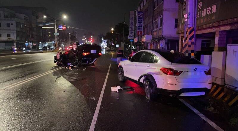 精神不济？高雄男凌晨自撞路边汽车 翻车受伤