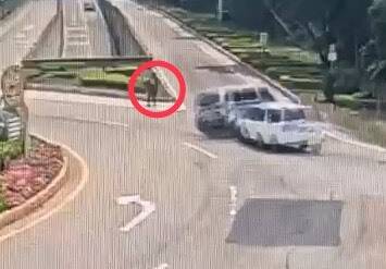 金门城镇韧性演习交管甫结束，金城镇公所一部公务车遭撞侧翻，一旁阿兵哥（红圈处）机警跳开。（金湖分局提供）