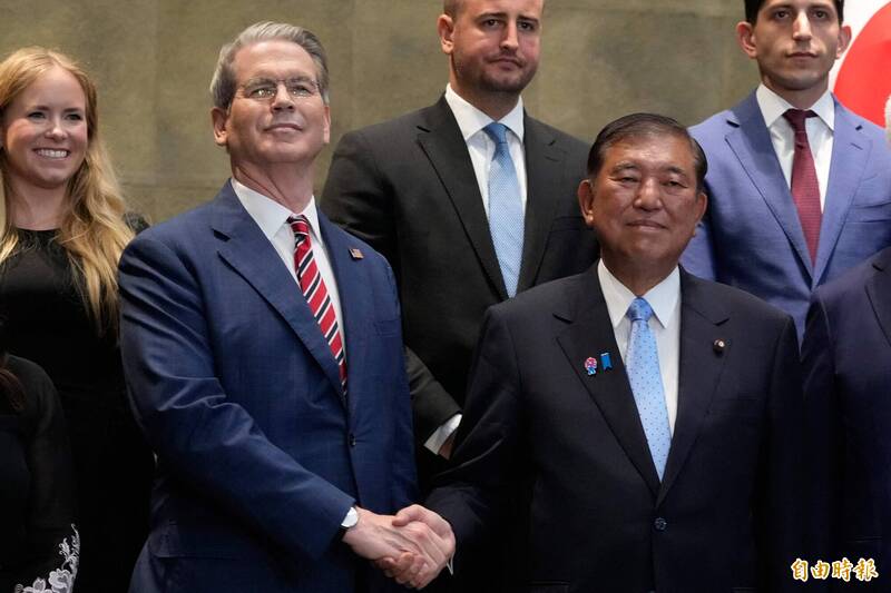 日本首相石破茂（右）在东京首相官邸会晤前与美国财政部长贝森特握手。 （法新社）