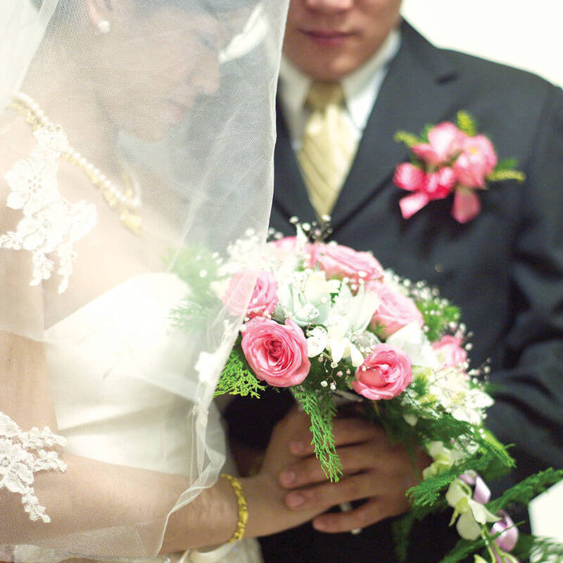 一位新郎为拍摄「创意婚照」，故意让新娘摔入泳池，影片在网路引发轩然大波。示意图，非当事人。（情境照）