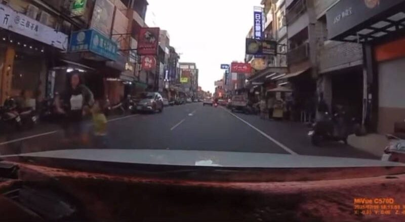 差点出人命!彰化妈妈牵两孩直闯马路 驾驶急煞