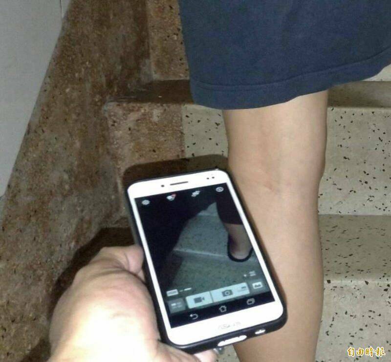 通勤的短裙妹從玻璃反光中，發現黃男正在偷拍。示意圖。（資料照）
