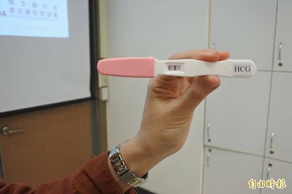 吴姓美容师假怀孕向蔡姓前男友索讨聘金、金饰共50万元，仅传送验孕棒照片作证，法院认定构成诈欺取财罪，判处有期徒刑10月，二审驳回上诉。示意图。（资料照）