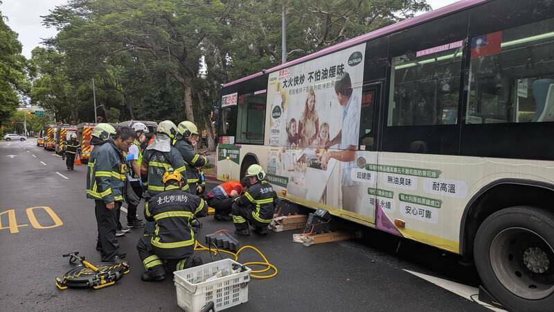 周佳正行走在斑马线上被公车撞倒辗过身亡。（记者刘庆侯翻摄）
