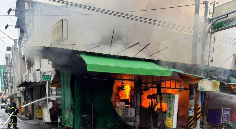 北斗中华路闹区火警画面曝 2店面烧毁