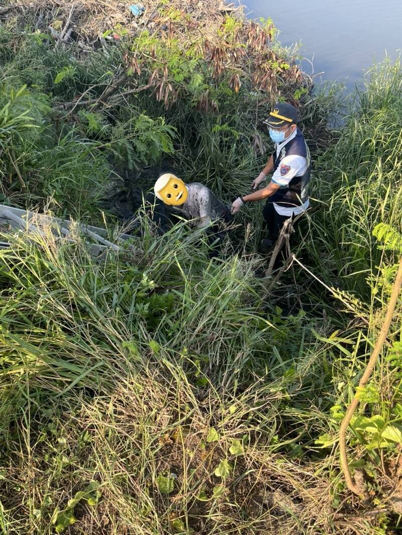 90岁老翁受困河床泥地获救。（读者提供）