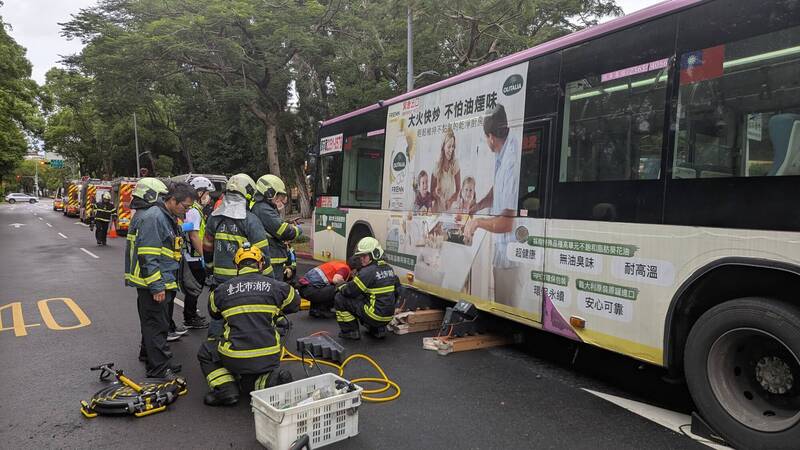 周男行走在斑马线上却遭公车撞倒辗毙。（记者刘庆侯翻摄）