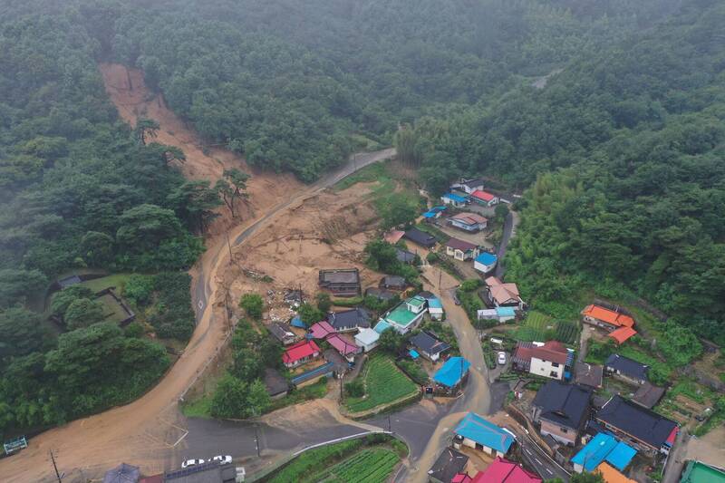 豪雨在韩国南部庆尚南道的山清郡引发土石流，民宅惨遭掩埋。（路透）