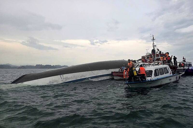 越南下龙湾游览船翻覆意外，造成至少38死，越南当局目前确认已有11人获救，其中有一名男孩受困客舱中，在受困4小时后顺利被救出。（法新社）