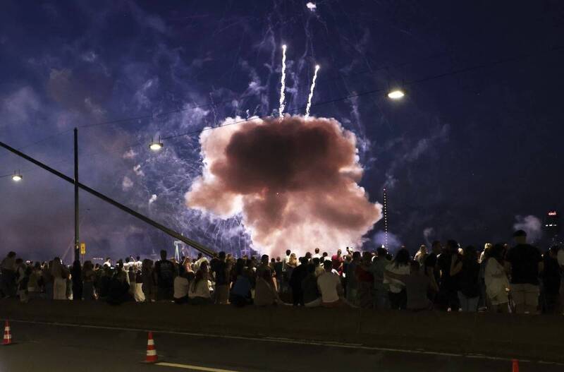 德國杜塞道夫煙火不明原因在地面爆炸，造成至少19名觀眾受傷。（美聯社）