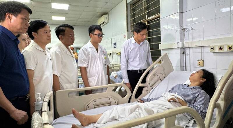 2度潜回船舱救人 下龙湾生还者:能救所有人就好了