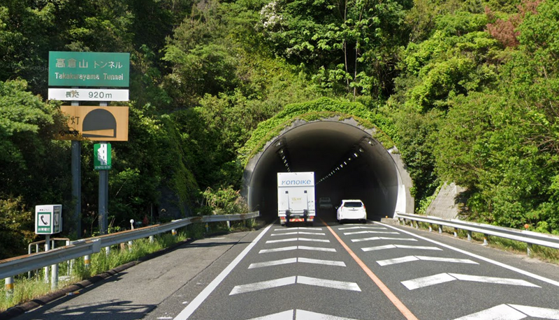 日本阪和高速公路高倉山隧道發生6車連環撞，造成10人受傷送醫。（圖擷自Google街景）