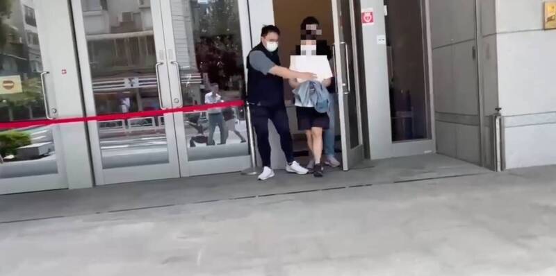 惡狼涉嫌性侵妻子閨蜜，警方將其逮捕後移送台北地檢署偵辦。（記者陸運鋒翻攝）