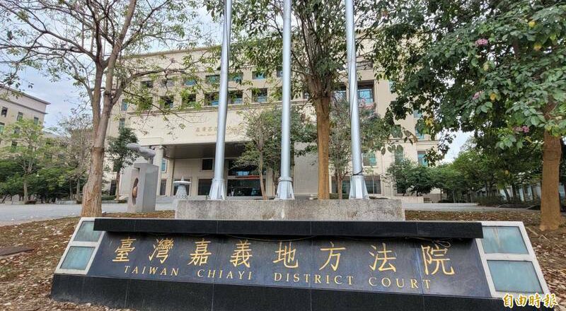 见短裙女弯腰起色心 甫出狱恶男用下体顶女子臀部