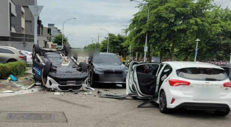 台中小黄、轿车路口对决「乌龟翻」波及BMW休旅车 3大1小送医