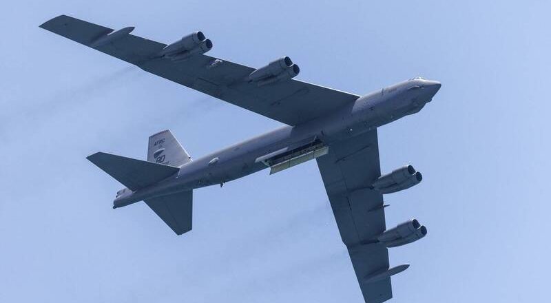 美國客機險和B-52轟炸機相撞  機師緊急閃避