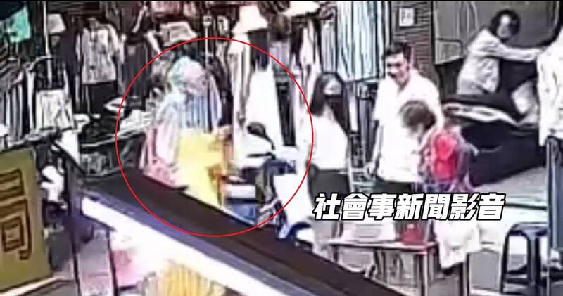1名和尚裝扮的男子，趁民眾採買東西時，摸走放在機車置物孔的手機。（擷取自社會事新聞影音）