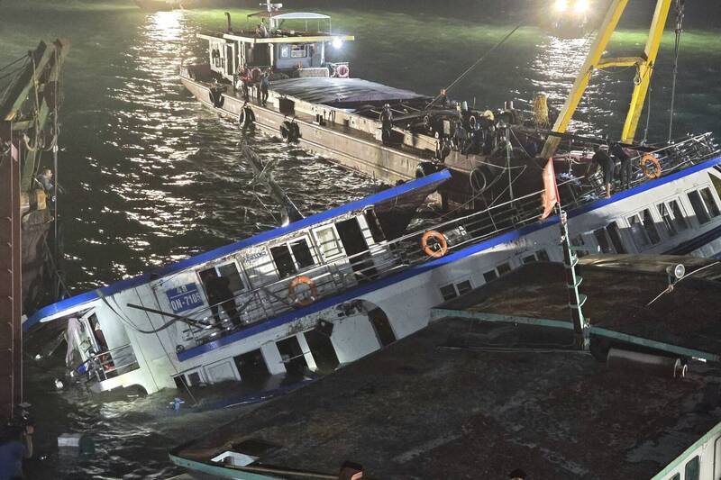 一艘載有53人的遊船在19日在越南下龍灣翻覆，造成至少38人死亡，5人失蹤。（歐新社） 