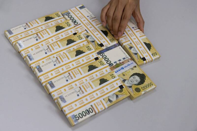 南韩男子遭遇投资诈财,向友人借来的钱全被骗走,为了还债竟抢劫计程车司机。(彭博) 南韩男子遭遇投资诈财,向友人借来的钱全被骗走,为了还债竟抢劫计程车司机。(彭博)